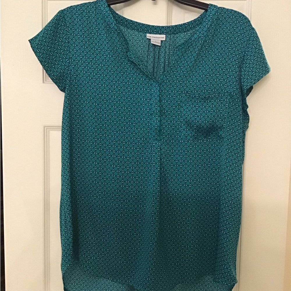 Liz Claiborne Green with hints of navy blue and white Geometric Blouse